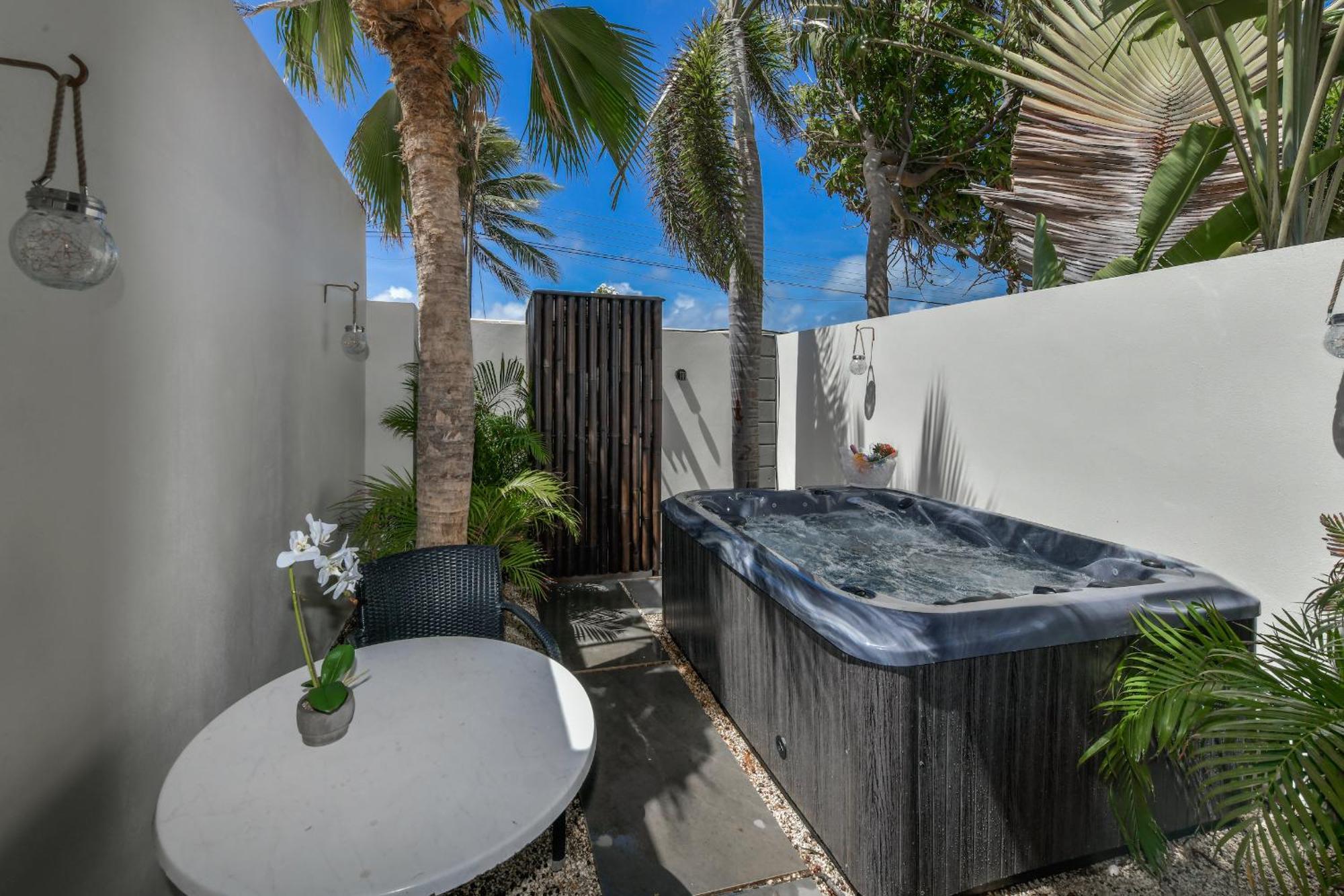 Boutique Hotel Swiss Paradise Aruba Villas And Suites Палм Бийч Екстериор снимка