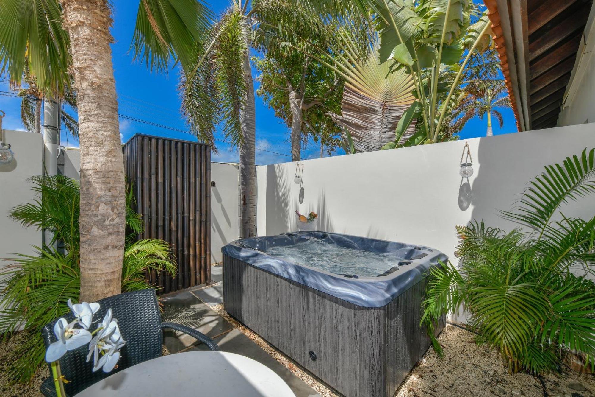 Boutique Hotel Swiss Paradise Aruba Villas And Suites Палм Бийч Екстериор снимка