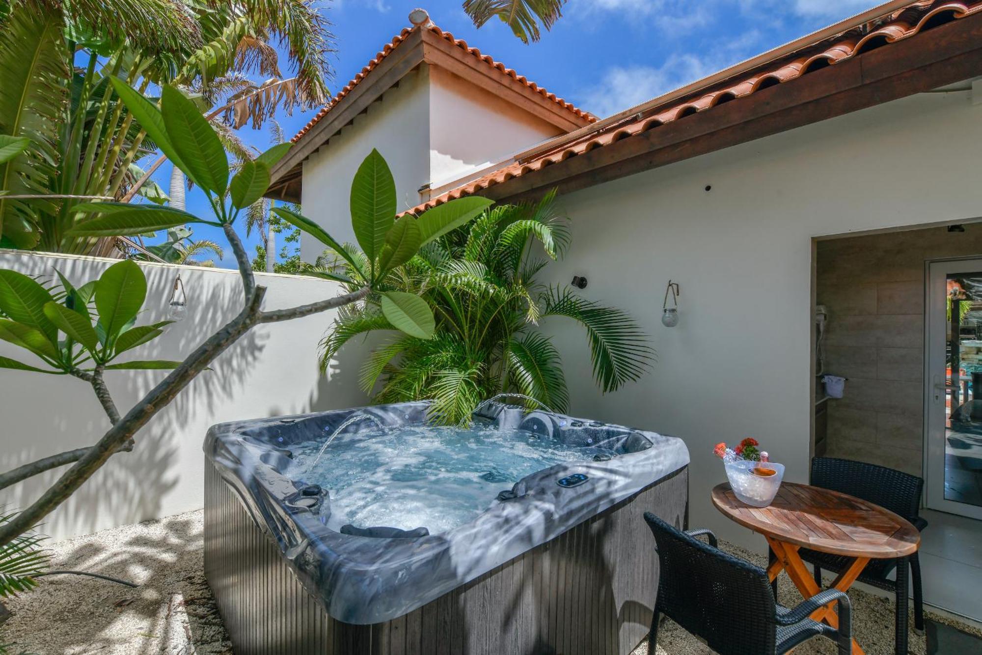 Boutique Hotel Swiss Paradise Aruba Villas And Suites Палм Бийч Екстериор снимка