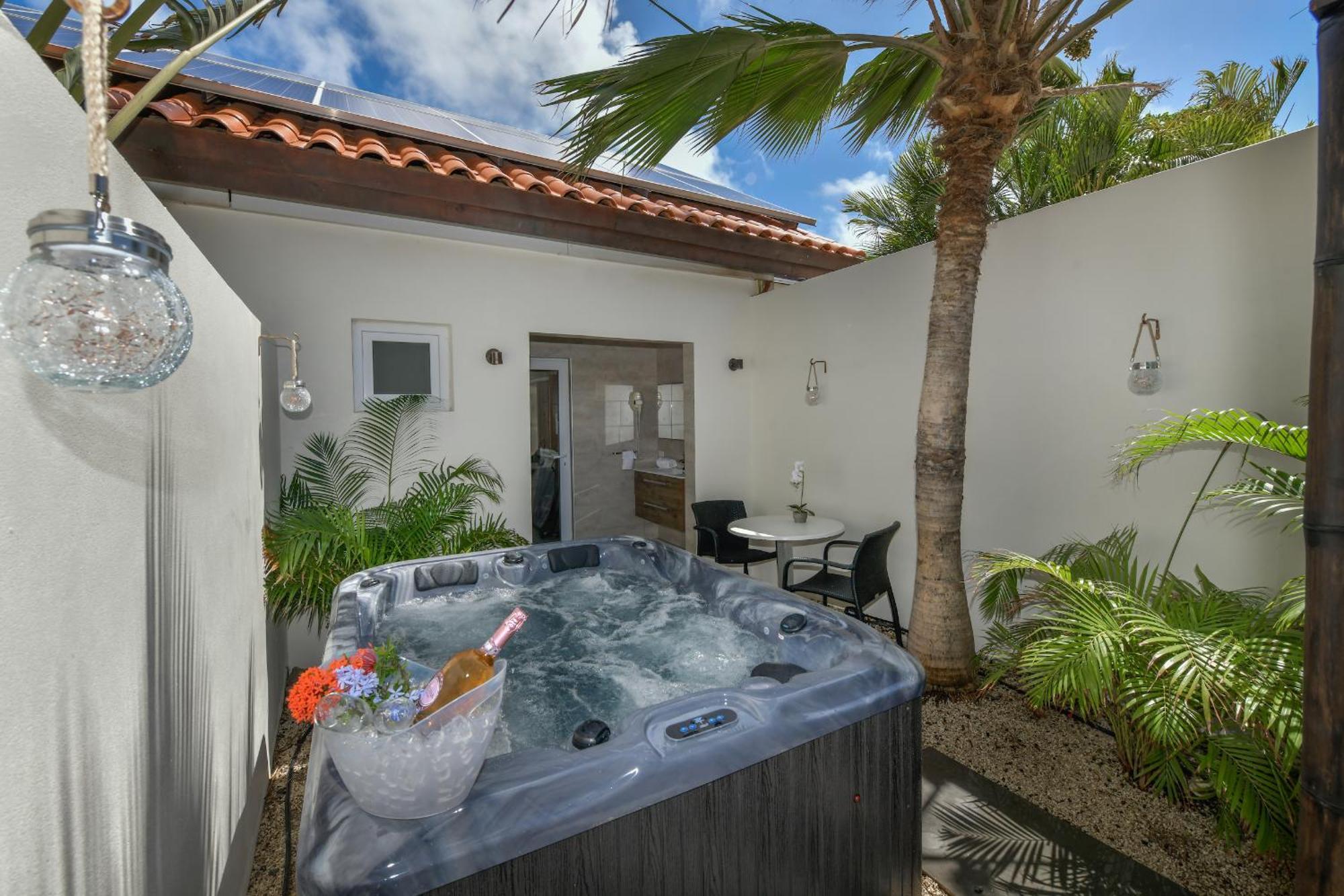 Boutique Hotel Swiss Paradise Aruba Villas And Suites Палм Бийч Екстериор снимка