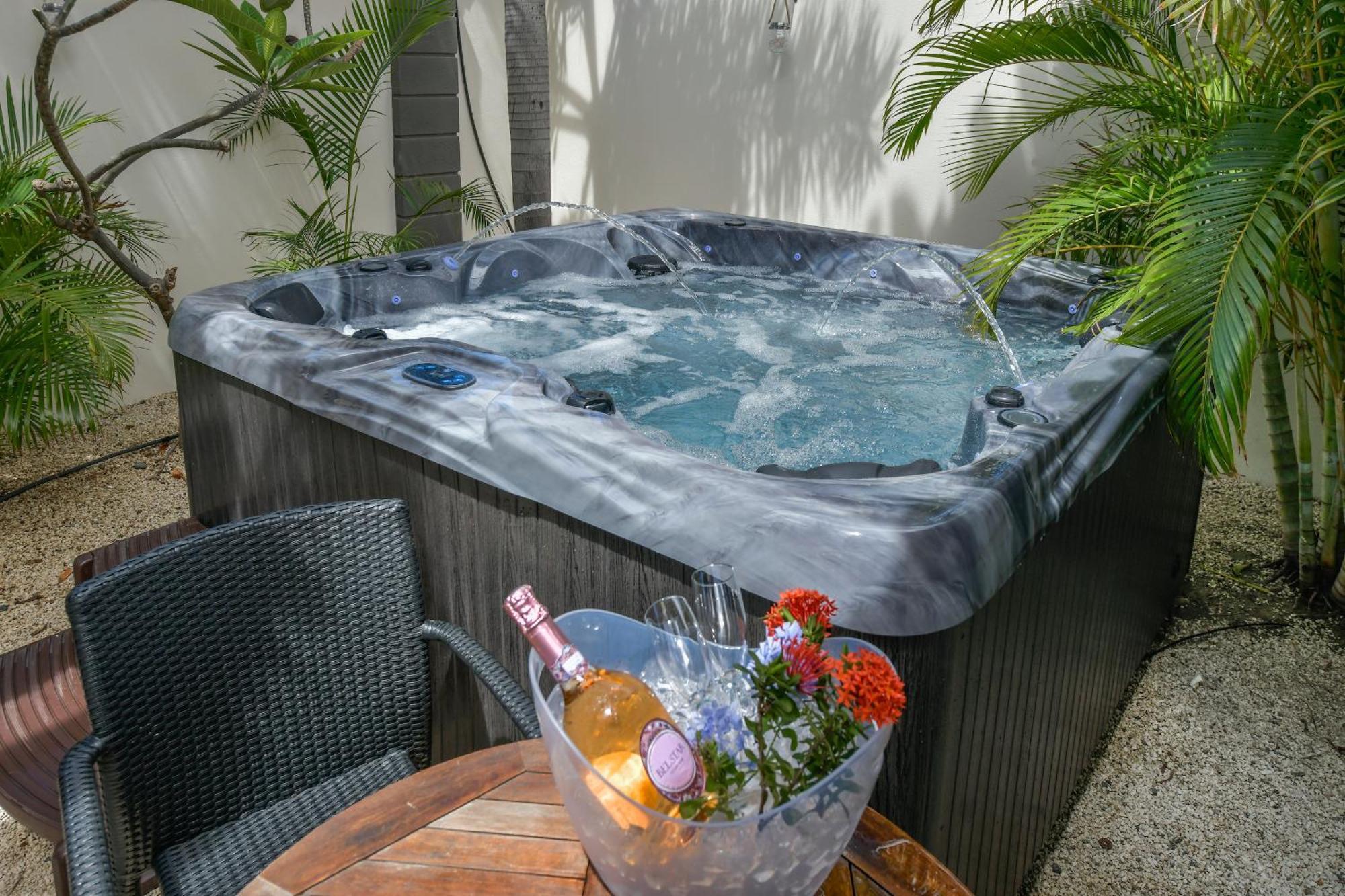 Boutique Hotel Swiss Paradise Aruba Villas And Suites Палм Бийч Екстериор снимка