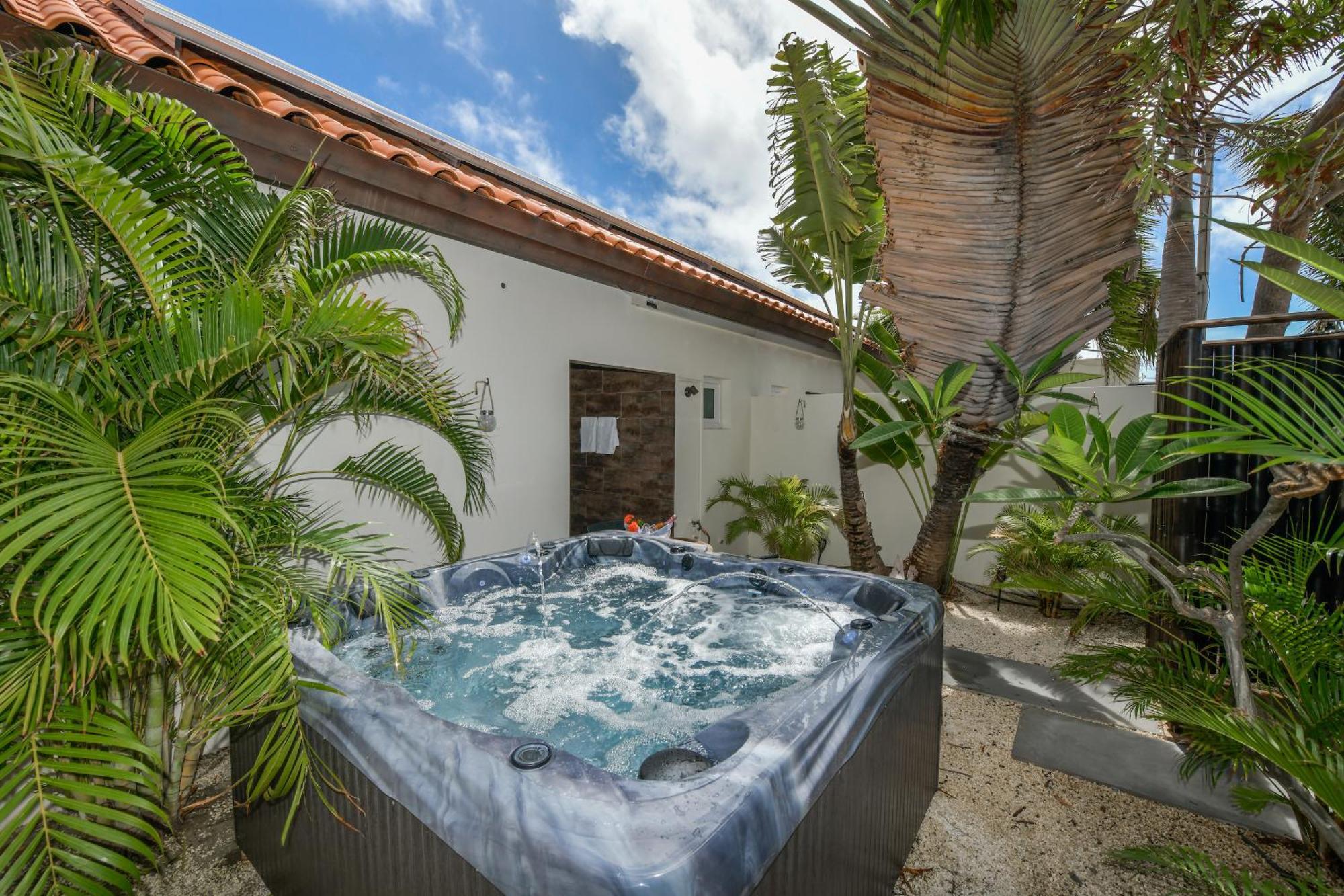 Boutique Hotel Swiss Paradise Aruba Villas And Suites Палм Бийч Екстериор снимка