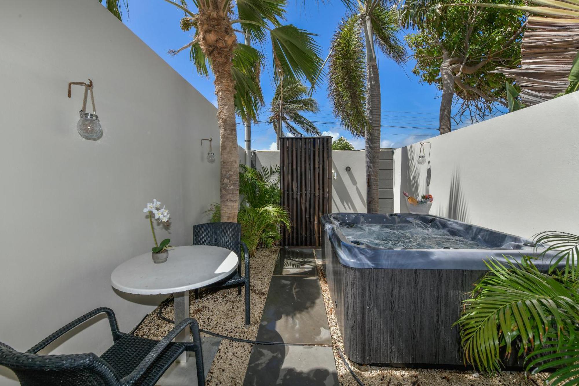 Boutique Hotel Swiss Paradise Aruba Villas And Suites Палм Бийч Екстериор снимка