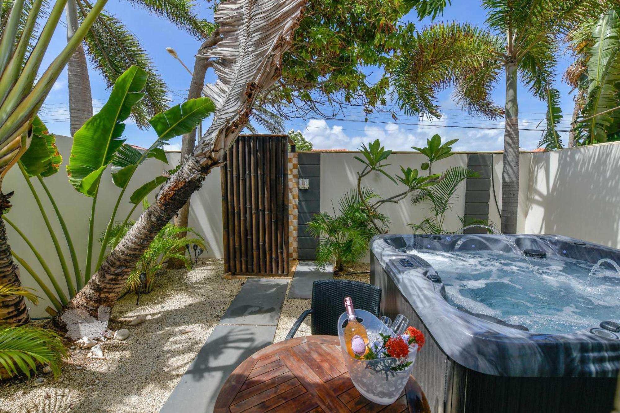 Boutique Hotel Swiss Paradise Aruba Villas And Suites Палм Бийч Екстериор снимка
