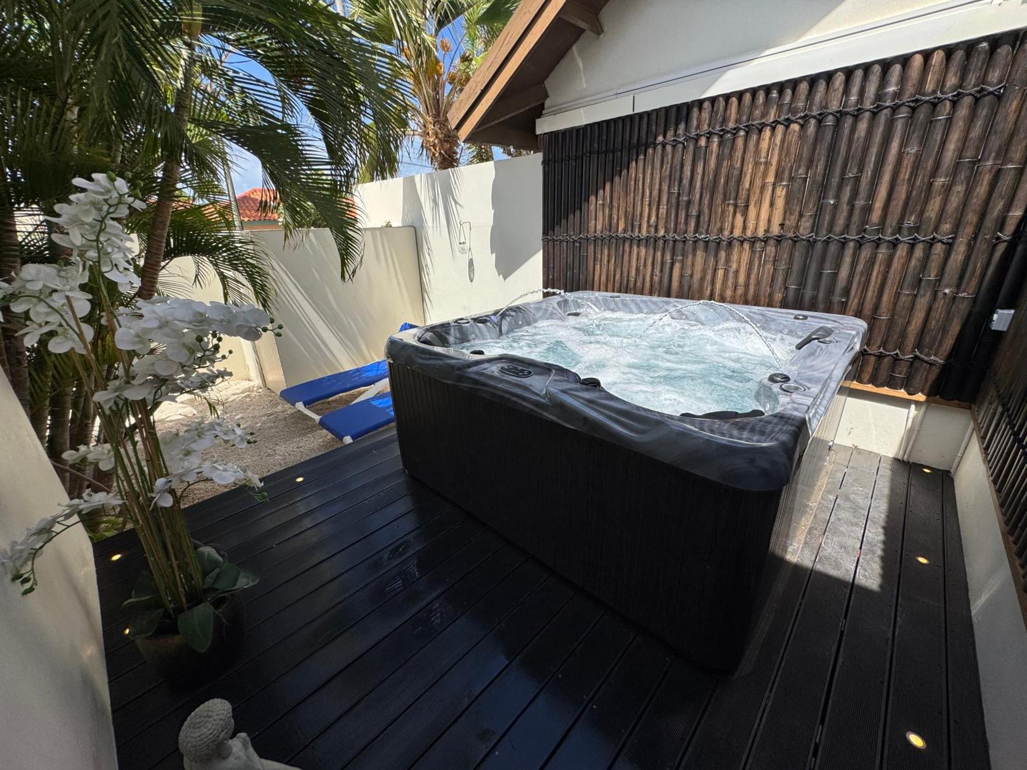 Boutique Hotel Swiss Paradise Aruba Villas And Suites Палм Бийч Екстериор снимка